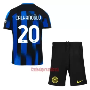 Camisolas Inter Milan Calhanoglu 20 Criança Equipamento Principal 23/24 Camisolas Inter Milan Calhanoglu 20 Criança Equipamento Principal 23/24