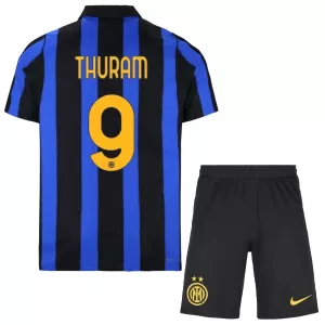 Camisolas Inter Milan Thuram 9 Criança Equipamento Principal 26/27 Camisolas Inter Milan Thuram 9 Criança Equipamento Principal 26/27