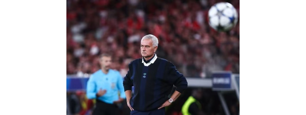 O Benfica anunciou oficialmente Mourinho como seu novo treinador.