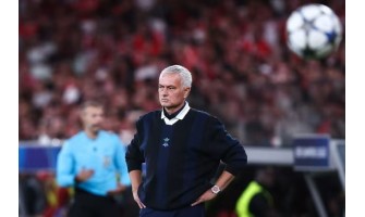 O Benfica anunciou oficialmente Mourinho como seu novo treinador. O Benfica anunciou oficialmente Mourinho como seu novo treinador.