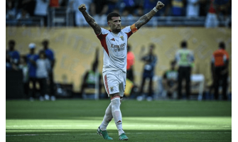 Mesmo com o avançar da idade, isso ainda não consegue deter os veteranos que adoram futebol. Mesmo com o avançar da idade, isso ainda não consegue deter os veteranos que adoram futebol.