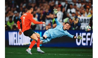 Ronaldo marcou o seu 937º golo na carreira, ajudando Portugal a avançar para a final da Liga das Nações da UEFA. Ronaldo marcou o seu 937º golo na carreira, ajudando Portugal a avançar para a final da Liga das Nações da UEFA.