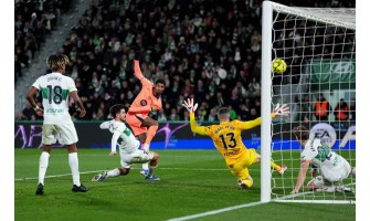 Vermelho e Azul vs. Branco Puro: A Batalha das Camisas e dos Tronos entre os Dois Gigantes da La Liga