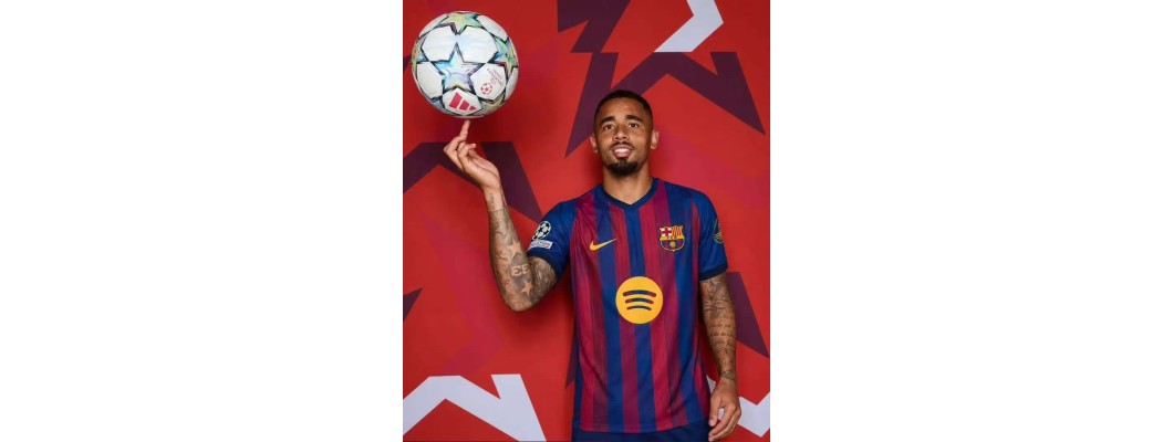 Gabriel Jesus trocou a sua camisola vermelha e branca pela azul e vermelha. Gabriel Jesus trocou a sua camisola vermelha e branca pela azul e vermelha.