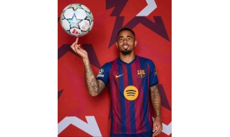 Gabriel Jesus trocou a sua camisola vermelha e branca pela azul e vermelha.